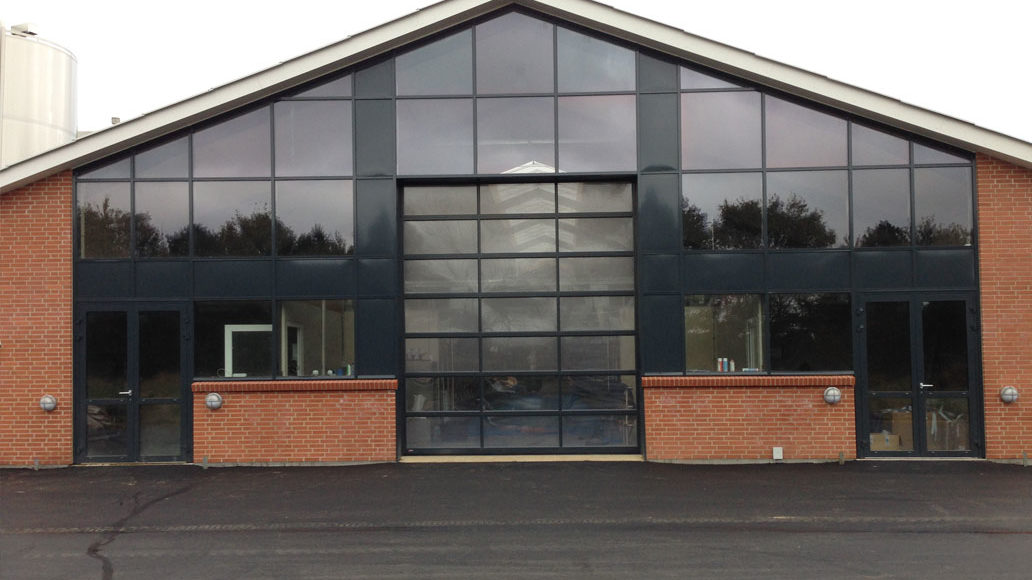 glas facade med 9000G ledhejseporte