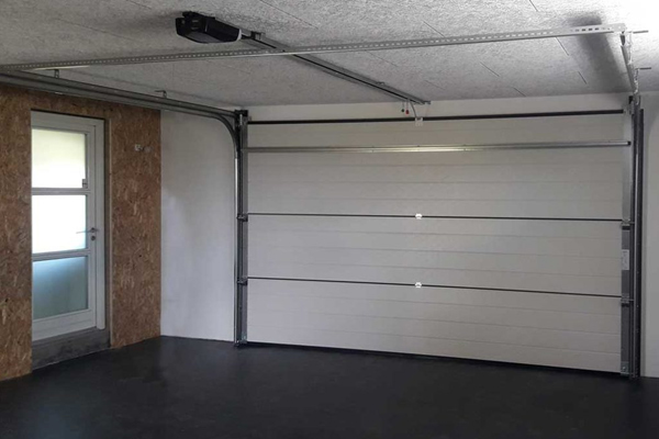 billeder af garageporte indvendig med dør i siden