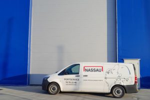 grå 9000F blå bygning