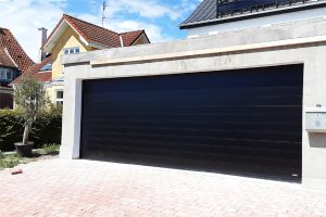 9000F sort i stor garage