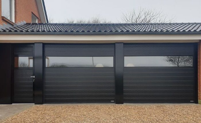 Dobbelt_garage_porte_m sidedør